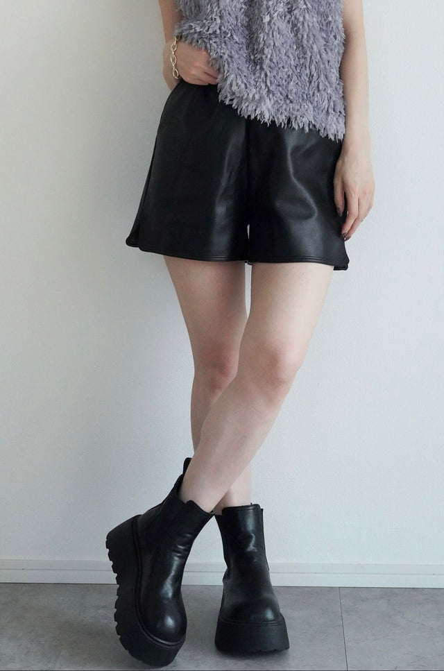 フェイクレザーショートパンツ