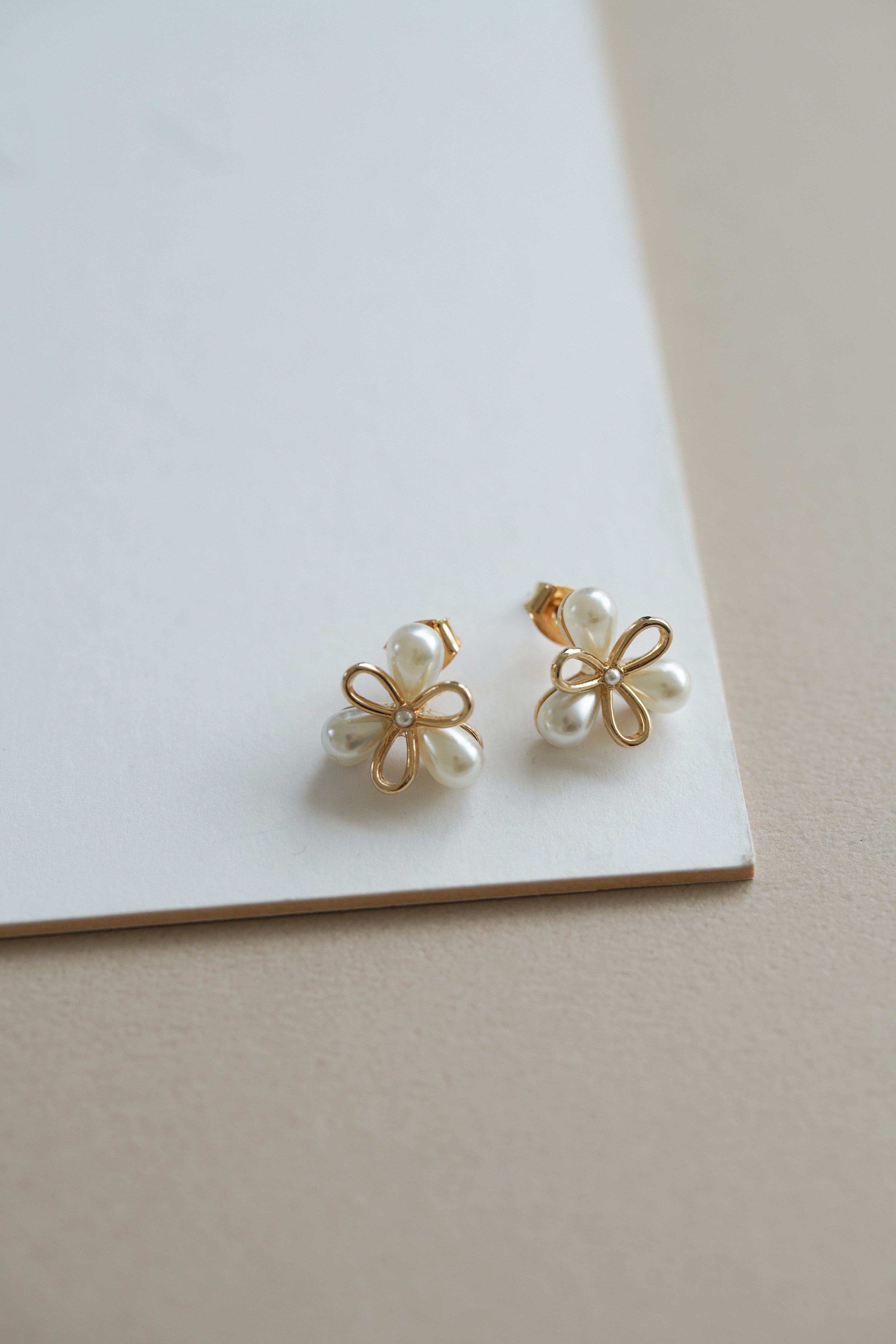 【KWANI】Tiny Silver Bow and Pearl☆愛らしいスタイル☆ ワッフルタイトミニドレス/ボタン/襟付き/谷間見せ/背中隠し